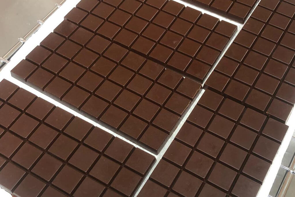 板チョコレート製作中